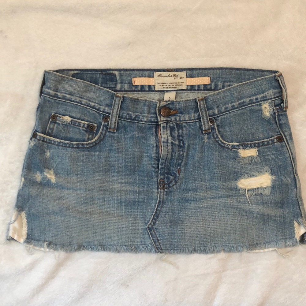 ♥️Abercrombie & Fitch Distress Denim Mini Skirt♥️